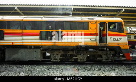 Alte diesel Zug läuft wieder an eine Plattform der Bahnhof Hua Lamphong in Bangkok. Stockfoto