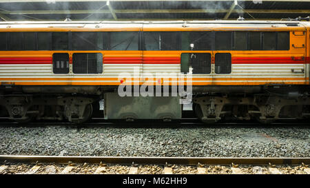 Alte diesel Zug läuft wieder an eine Plattform der Bahnhof Hua Lamphong in Bangkok. Stockfoto