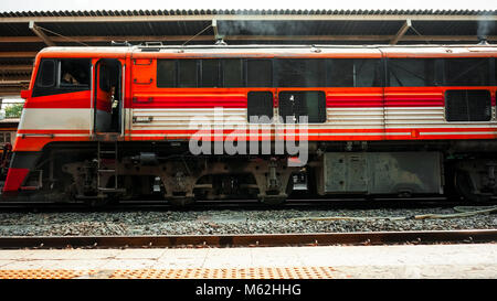 Alte diesel Zug läuft wieder an eine Plattform der Bahnhof Hua Lamphong in Bangkok. Stockfoto