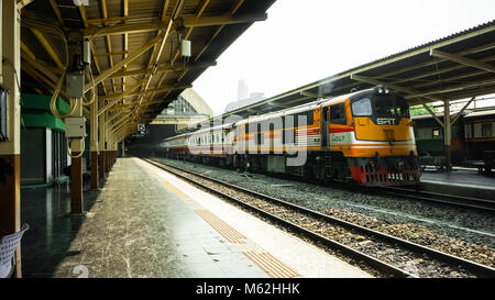 Alte diesel Zug läuft wieder an eine Plattform der Bahnhof Hua Lamphong in Bangkok. Stockfoto