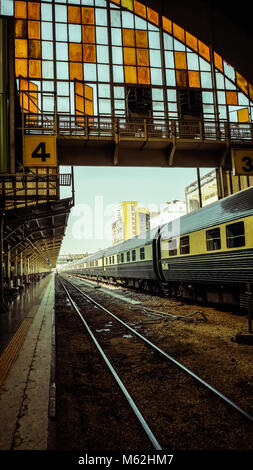 Alte diesel Zug läuft wieder an eine Plattform der Bahnhof Hua Lamphong in Bangkok. Stockfoto