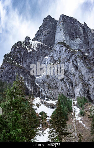 Granit Felswand mit schmelzendes Eis und Schnee auf Baring Berg in Index, Washington Stockfoto