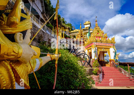 Skulptur von Prinz Kummabhaya zielte darauf ab, eine große Spinne mit seinem Pfeil am Eingang des Pindaya Shwe Umin Höhle zu töten Stockfoto