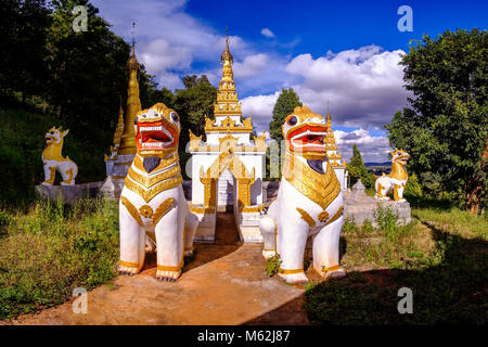 Eine kleine Pagode, von Skulpturen von weißen Löwen bewacht, auf dem Weg zum Eingang des Pindaya Shwe Umin Höhle Stockfoto