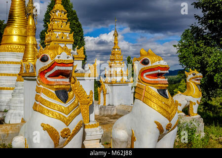 Eine kleine Pagode, von Skulpturen von weißen Löwen bewacht, auf dem Weg zum Eingang des Pindaya Shwe Umin Höhle Stockfoto