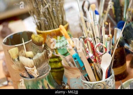 Gruppieren von Pinsel und Werkzeuge n Atelier des Künstlers. Stockfoto
