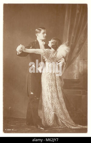 Edwardian studio Portrait, Kunst Postkarte von Rotary fotografischen Serie, der glamourösen Frau im Empire Stil ballgown und Mann in Anzug zusammen tanzen, um 1910, Großbritannien Stockfoto