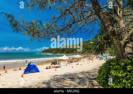 NOOSA, AUSTRALIEN, 17.Februar 2018: Leute genießen Sommer in Noosa Main Beach - ein berühmtes Touristenziel in Queensland, Australien. Stockfoto