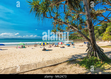 NOOSA, AUSTRALIEN, 17.Februar 2018: Leute genießen Sommer in Noosa Main Beach - ein berühmtes Touristenziel in Queensland, Australien. Stockfoto