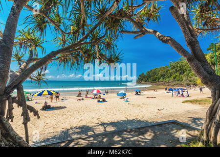 NOOSA, AUSTRALIEN, 17.Februar 2018: Leute genießen Sommer in Noosa Main Beach - ein berühmtes Touristenziel in Queensland, Australien. Stockfoto