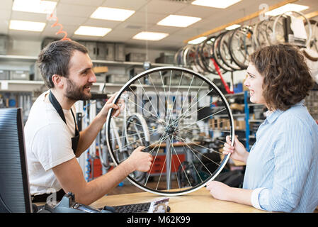 Kunden und Händler im Fahrrad Shop - Kauf und Reparatur von Fahrrädern - Kundendienst Stockfoto