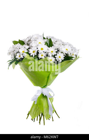 Ein Blumenstrauß aus den weißen Gänseblümchen, Chrysanthemen in einem hellen grünen Paket gebunden mit einem weißen Band. Ein Urlaub, ein Geschenk für eine Frau. Groß und smart. Seite Stockfoto