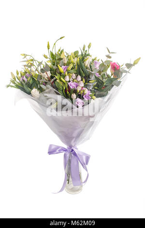 Blumenstrauß aus lila, violett, eustoma und Eukalyptus. Zarte und leicht, verpackt und mit Band. Ein Urlaub, ein Geschenk für eine Frau. Groß und smart. Seite Stockfoto