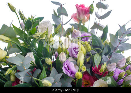 Blumenstrauß aus lila, violett, eustoma und Eukalyptus. Zarte und leicht, verpackt und mit Band. Ein Urlaub, ein Geschenk für eine Frau. Groß und smart. Clos Stockfoto