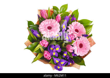 Blumenstrauß aus irisen, gerbera Pink, Violett und Pink, Crimson Tulpen in einem Paket Papier. Ein Urlaub, ein Geschenk für eine Frau. Groß und smart. Blick von oben. Stockfoto