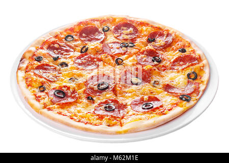 Pizza ganze Runde, in Stücke schneiden, auf einem weißen Hintergrund isoliert. Schnelles Essen in einer Pizzeria, einem Mehligen Käse Produkt. Seitenansicht Stockfoto