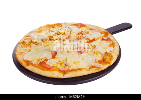 Pizza ganze Runde auf einem schwarzen Fach, Tafel, in Stücke schneiden, auf einem weißen Hintergrund isoliert. Schnelles Essen in einer Pizzeria, einem Mehligen Käse Produkt. Seite Stockfoto
