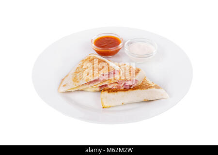 Quesadilla mit Huhn und Tomaten, zwei Saucen aus Tomaten und Sauerrahm. Weiß isoliert. Von der Seite. Stockfoto