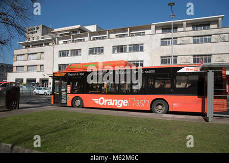 Royal Parade auf Amada Weise im Stadtzentrum von Plymouth, Devon, Großbritannien. Eine orange Flash Gas Powered Bus. Ca. 2018 Stockfoto