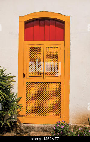 In der Nähe der bunten Tür in einem gepflasterten Gasse und Vegetation in Paraty, eine erstaunliche und historischen Stadt völlig in der brasilianischen Küste erhalten. Stockfoto