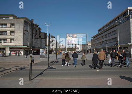 Royal Parade auf Amada Weise im Stadtzentrum von Plymouth, Devon, Großbritannien. Fußgänger die Straße überqueren, ca. 2018 Stockfoto