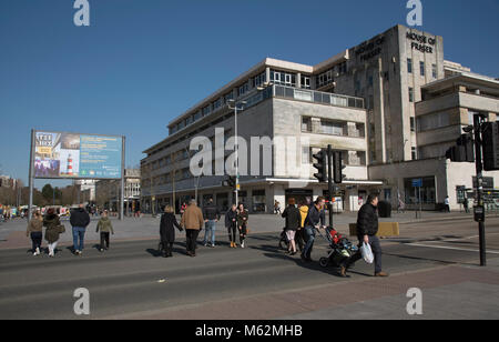 Royal Parade auf Amada Weise im Stadtzentrum von Plymouth, Devon, Großbritannien. Fußgänger die Straße überqueren, ca. 2018 Stockfoto