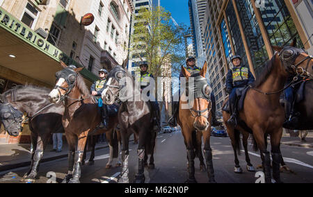 Die australische Polizei wurde bei einem friedlichen Protest in Sydney im September 2017 für die Gleichstellung der Ehe in Schlange gestellt Stockfoto