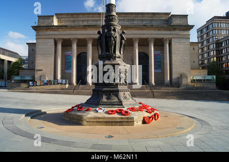 UK, South Yorkshire, Sheffield, City Hall & Kriegerdenkmal Stockfoto