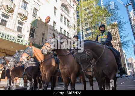 Die australische Polizei wurde bei einem friedlichen Protest in Sydney im September 2017 für die Gleichstellung der Ehe in Schlange gestellt Stockfoto