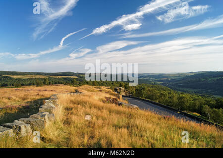 Großbritannien, Derbyshire, Peak District, in Richtung Padley Schlucht von der Überraschung, im Spätsommer mit Cirrus Wolkenbildung. Stockfoto