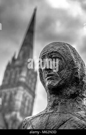 Wandern Madonna Skulptur auf dem Gelände der Kathedrale von Salisbury Stockfoto