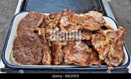 Auf einem Stapel von Schweinebraten und Burger in eine Schüssel für den Verkauf bestimmt. Stockfoto