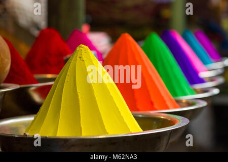 Bunte Pulver Kegel an Devaraja market in Mysore, Karnataka, Indien. Holi Festival traditionelle Farben, indische Kultur Konzept Stockfoto