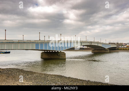 Wandsworth Bridge in South West London trägt eine 217 Straße über die Themse von der Wendsworth zu Sands Ende und Parsons Green auf der Nordseite. Stockfoto