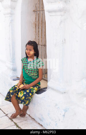 Mädchen mit thanaka an den Backen halten Topf von thanaka zu bieten und für die Besucher in der Kuthodaw Pagode, Mandalay, Myanmar (Birma), Asien im Februar gelten Stockfoto