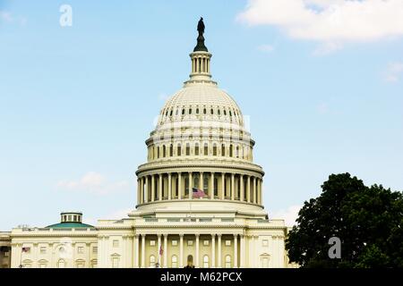 Kuppel des Capitol Gebäude mit Wolken und blauer Himmel auf dem Hintergrund in Washington DC, USA. Power, Gesetzgebung, Kongress, Konzept Stockfoto