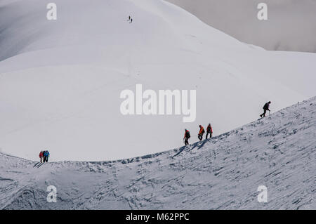 Kletterer, schneebedeckten Gipfeln an einem sonnigen Tag, die von der Aiguille du Midi gesehen, in der Nähe von Chamonix. Ein Wintersportort am Fuße des Mont Blanc in den Französischen Alpen. Stockfoto