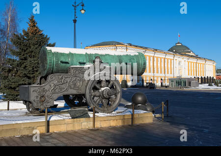 Zarenkanone, ein Denkmal für die mittelalterliche Russische Artillerie, 1586 gegossen, gun Gewicht 39.31 Tonnen und Senat Gebäude im Moskauer Kreml Stockfoto