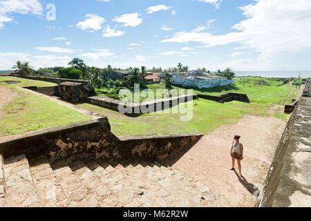 Galle, Sri Lanka, Asien - eine Frau, die vor einigen historischen mittelalterlichen Stadtmauer Treppen in Galle Stockfoto