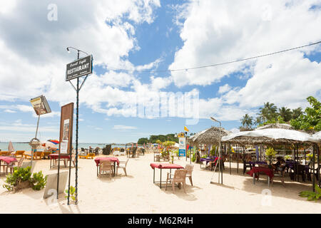 Unawatuna, Sri Lanka, Asien - Dezember 2015 - Einige Leute zu einem touristischen Restaurant am Strand von Unawatuna Stockfoto