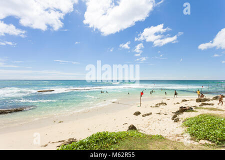 Koggala Beach, Sri Lanka, Asien - Dezember 2015 - Ureinwohner im Koggala Beach ihre Freizeit im Indischen Ozean genießen. Stockfoto