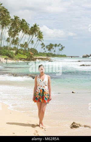 Koggala Beach, Sri Lanka, Asien - eine Frau, die auf dem Sand bei Koggala Beach Stockfoto