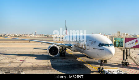 Emirates Boeing 777-300ER in Bahrain International Airport. Stockfoto