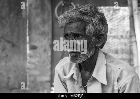 Indische Grauhaariger alter Mann mit Bart schaut nachdenklich in Mysore, Karnataka, Indien. Die Schwarz-Weiß-Fotografie. Armer Mann mit den traurigen, Stockfoto