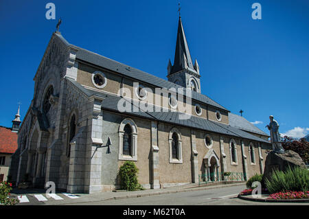 Kirche und Skulptur und blauen sonnigen Himmel im Dorf Thorens-Glieres. Im Departement Haute-Savoie, Frankreich. Stockfoto