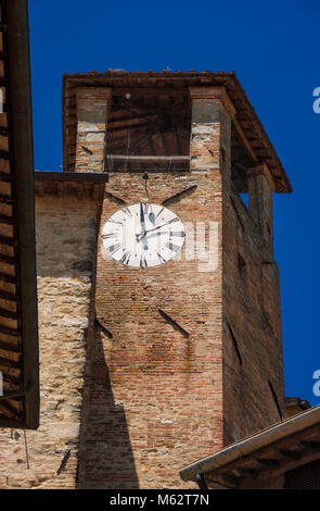 Detail der mittelalterlichen Clocktower im historischen Zentrum von Bevagna, einer kleinen Stadt in der Landschaft Umbriens in Italien Stockfoto