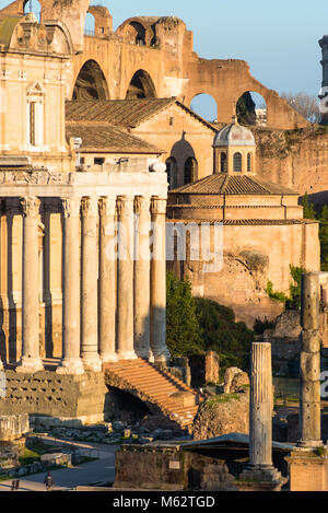 Antike Ruinen des Forum Romanum mit Tempel des Antoninus und der faustina oder die Kirche von San Lorenzo in Miranda. Rom. Latium, Italien. Stockfoto