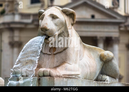 Um antike Ägyptische Obelisk auf der Piazza del Popolo (Platz des Volkes) sind vier Ägyptische lion Brunnen. Rom. Latium. Italien. Stockfoto