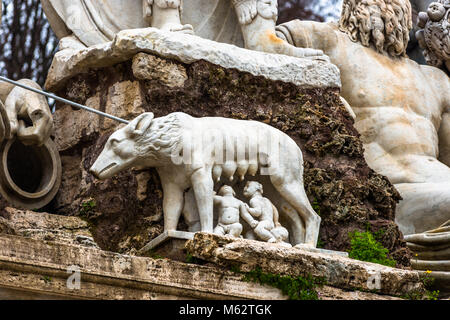 Statue des She-Wolf Krankenpflege Romulus und Remus auf der Piazza del Popolo. Rom. Latium. Italien. Stockfoto