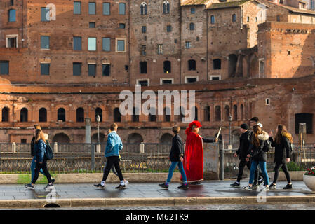 Römischer Soldat nimmt auf die Touristen gegenüber dem Trajan Markt auf der Via dei Fori Imperiali Straße. Rom. Italien.